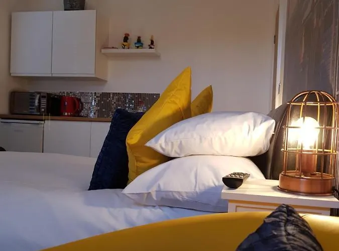 The New Yorker Mini Parking Available Apartman